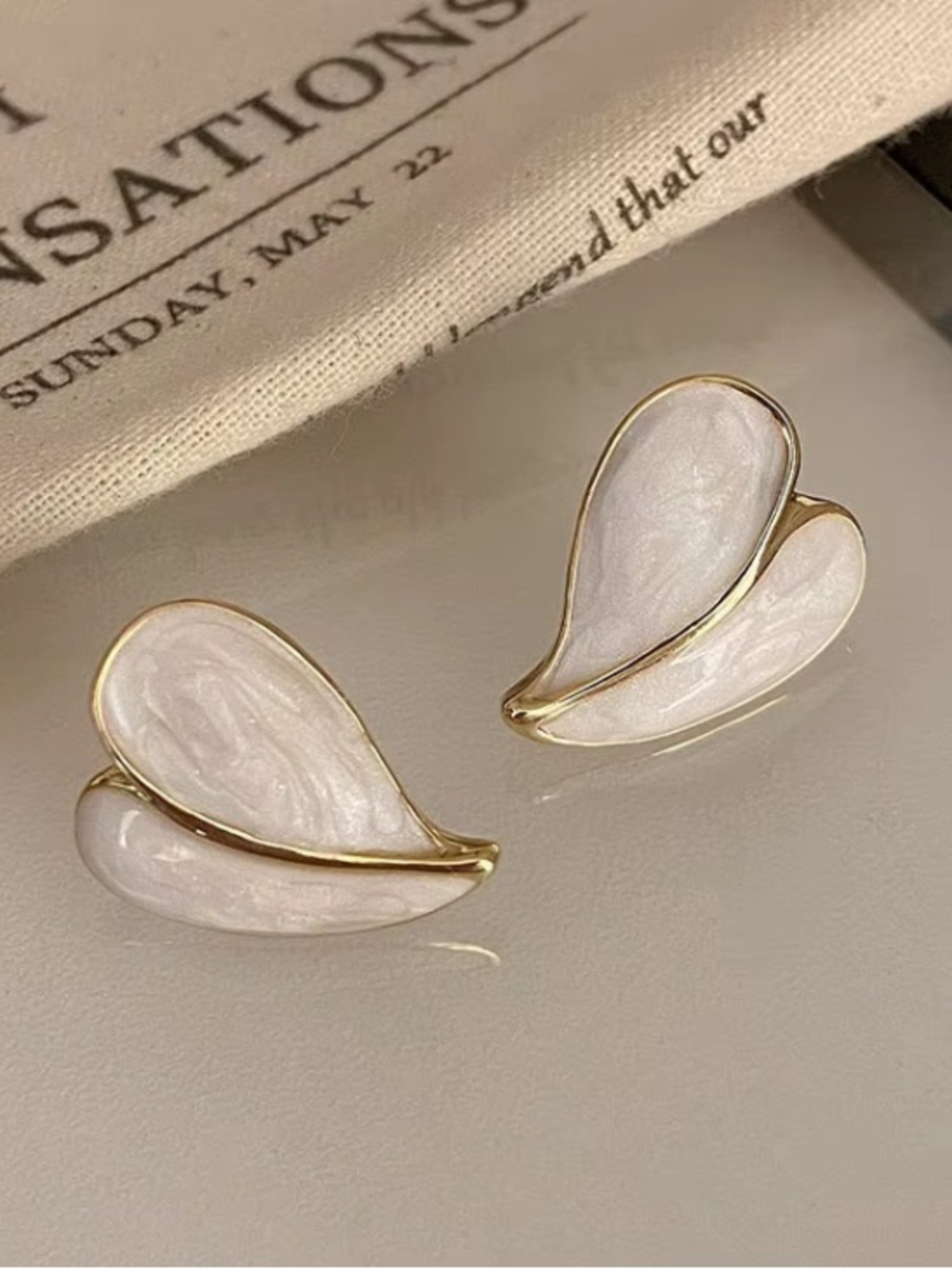 *** Exquisite Pearl-Effect White Petal Stud Earrings with Gold Edge